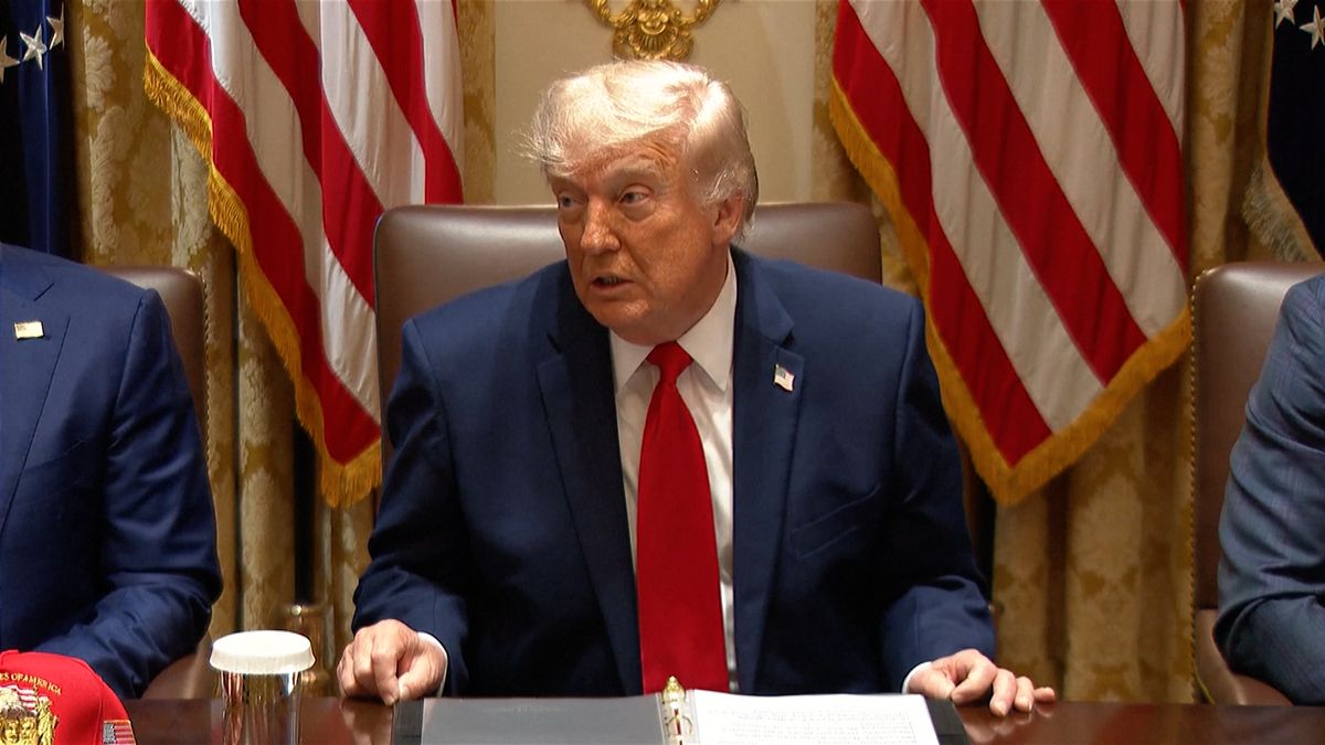 Trump kvůli digitální dani pohrozil Francii 100procentním clem na víno